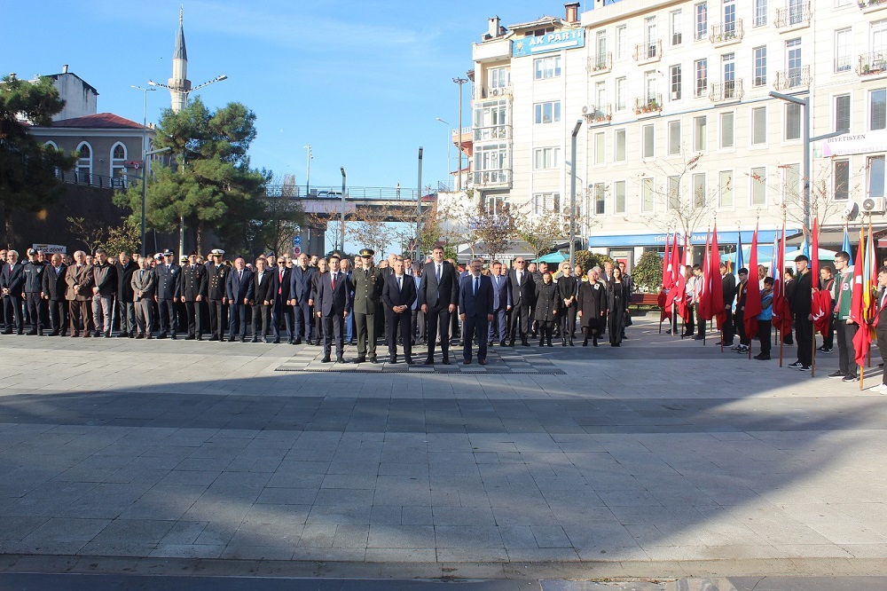 Gazi Mustafa Kemal Atatürk 10 Kasım'da Saygı ve Özlemle Anıldı 